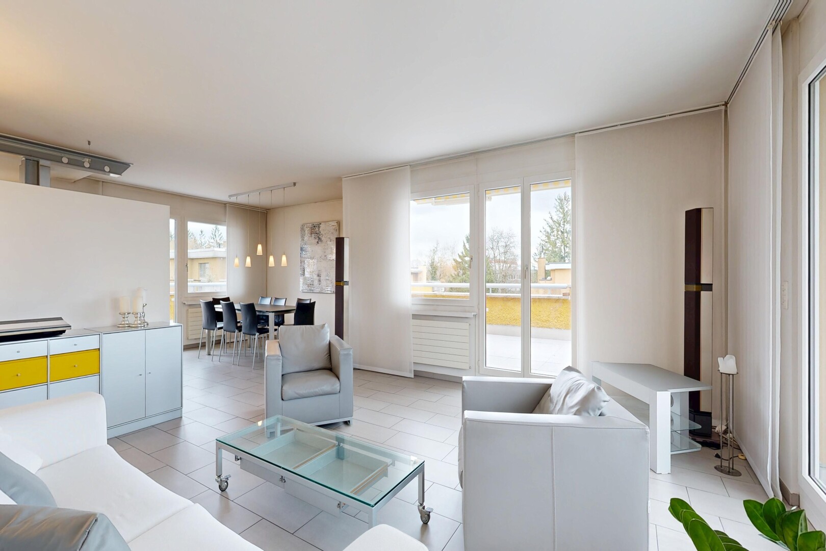 wohn- / esszimmer mit inside property, natürliches licht, natural light, light floor, und virtually staged