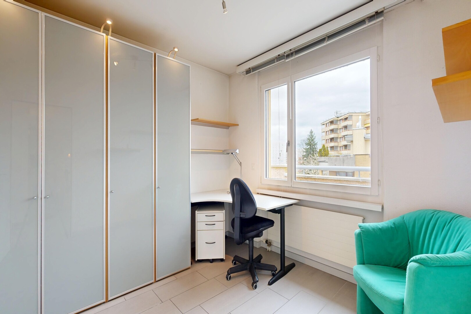büro mit bürobereich, light floor, natural light, natürliches licht, und inside property