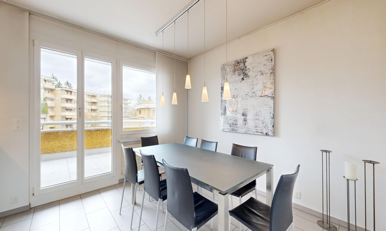 esszimmer mit natürliches licht, natural light, inside property, deckenbeleuchtung, und track lighting