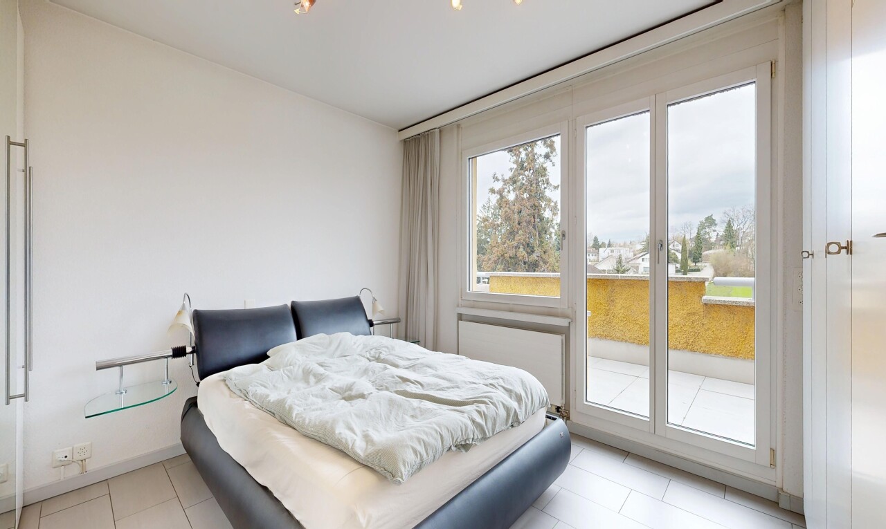 zimmer / schlafzimmer mit natürliches licht, natural light, außenzugang, gipskartonwand, und drywall