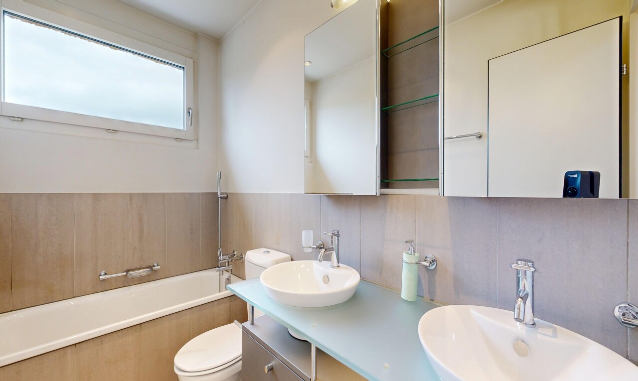 bad mit komplettes badezimmer, bad, toilette, spiegel, und inside property