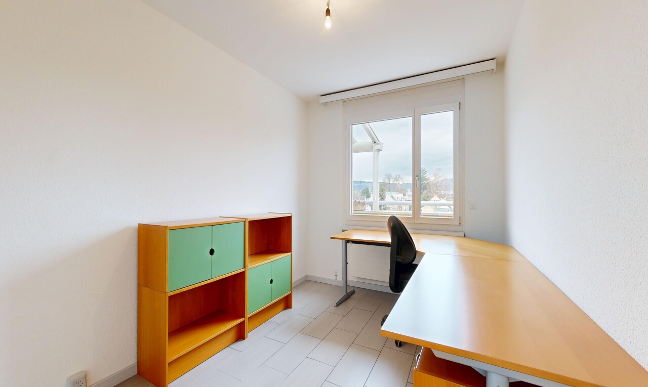 büro mit light floor, natural light, natürliches licht, inside property, und bürobereich