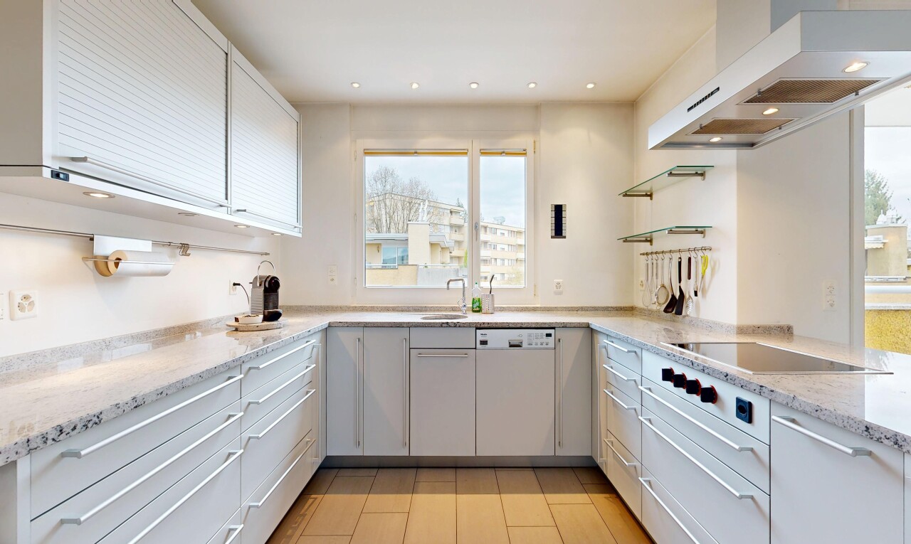 küche mit dunstabzugshaube, light countertops, stein arbeitsplatten, stone countertops, und light floor