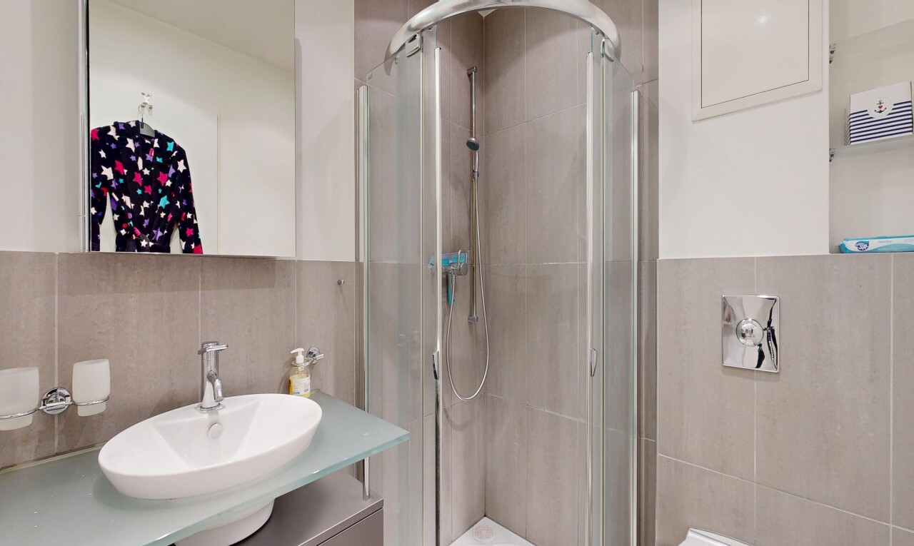 bad mit spiegel, schminktisch, tile wall, fliesenwand, und komplettes badezimmer