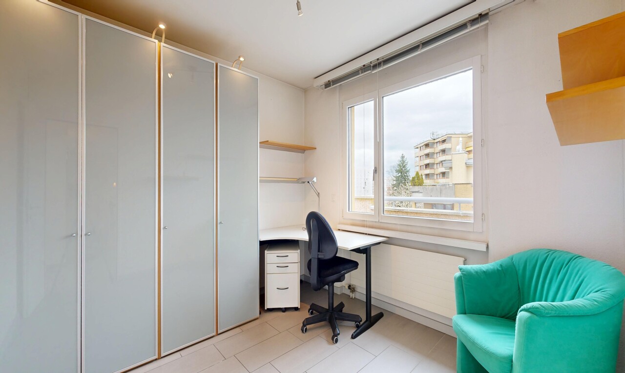 büro mit bürobereich, light floor, natural light, natürliches licht, und inside property