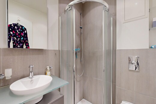 bad mit spiegel, schminktisch, tile wall, fliesenwand, und komplettes badezimmer