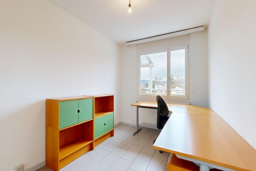 bureau avec light floor, natural light, lumière naturelle, inside property, et espace bureau