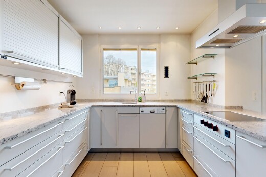 küche mit dunstabzugshaube, light countertops, stein arbeitsplatten, stone countertops, und light floor