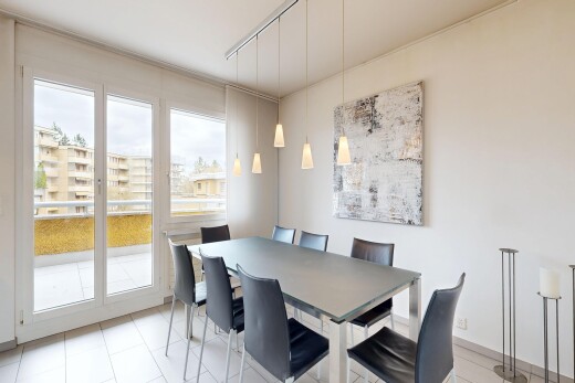 salle à manger avec lumière naturelle, natural light, inside property, éclairage sur rail, et track lighting