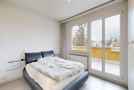 zimmer / schlafzimmer mit natürliches licht, natural light, außenzugang, gipskartonwand, und drywall