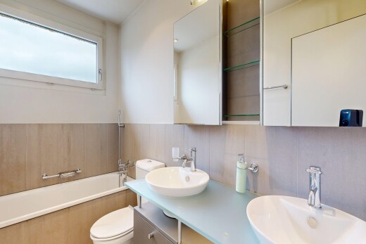 salle de bains avec salle de bain complète, bain, toilette, miroir, et inside property