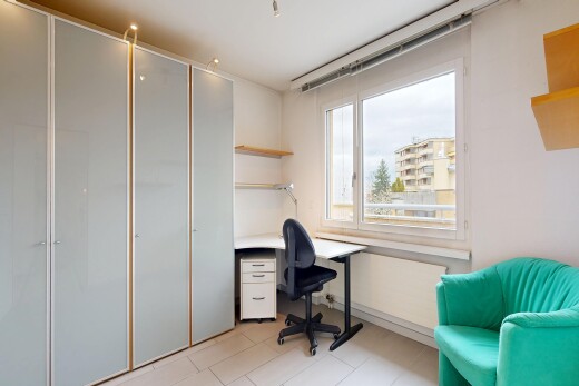 büro mit bürobereich, light floor, natural light, natürliches licht, und inside property