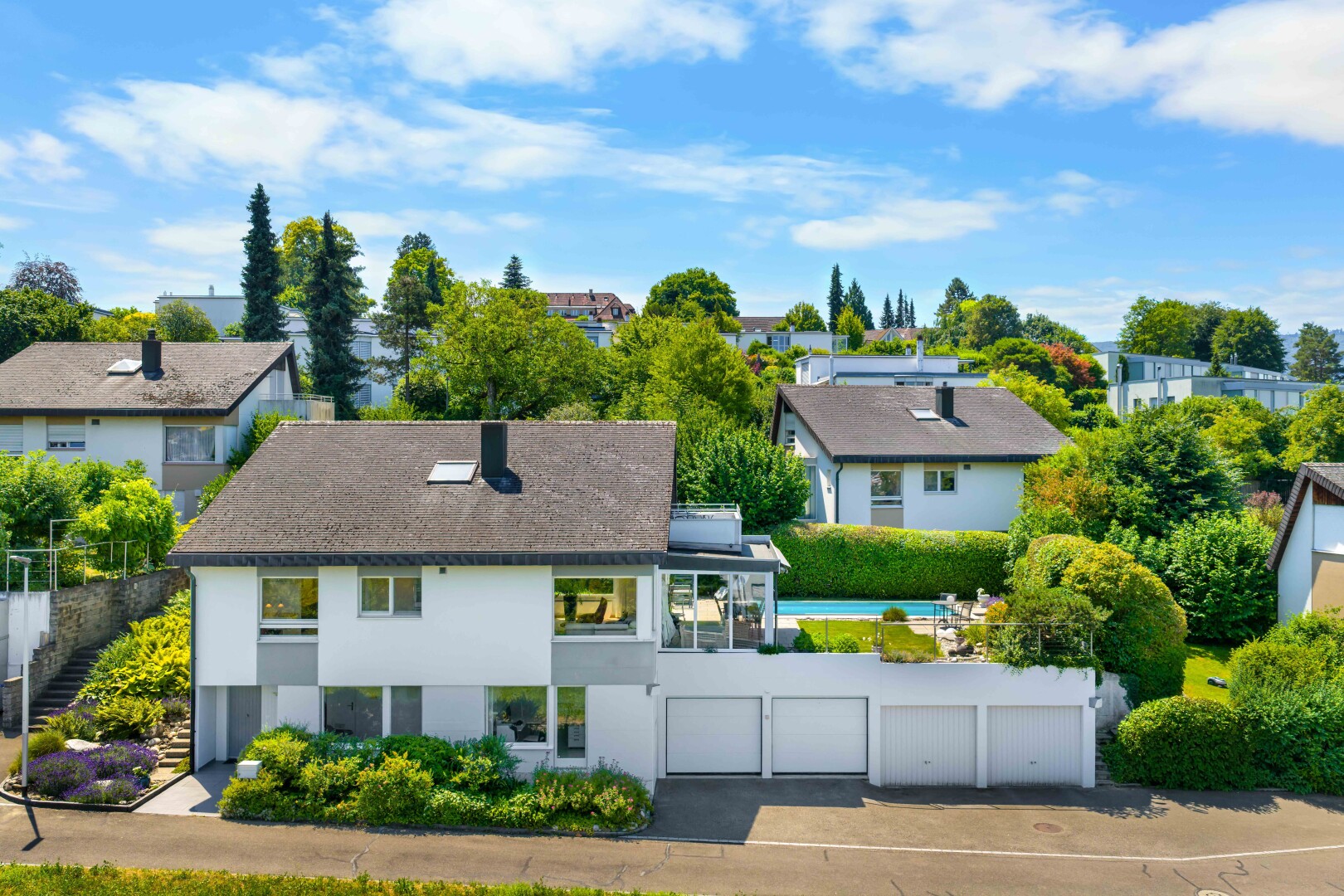 außenansicht mit day time, zaun, stuckverkleidung, drone view, und garage