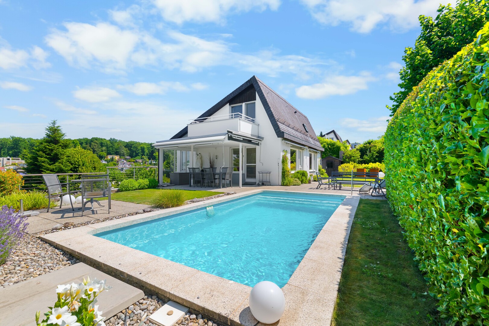 schwimmbad mit schwimmbad, terrasse, from property, day time, und essbereich im freien
