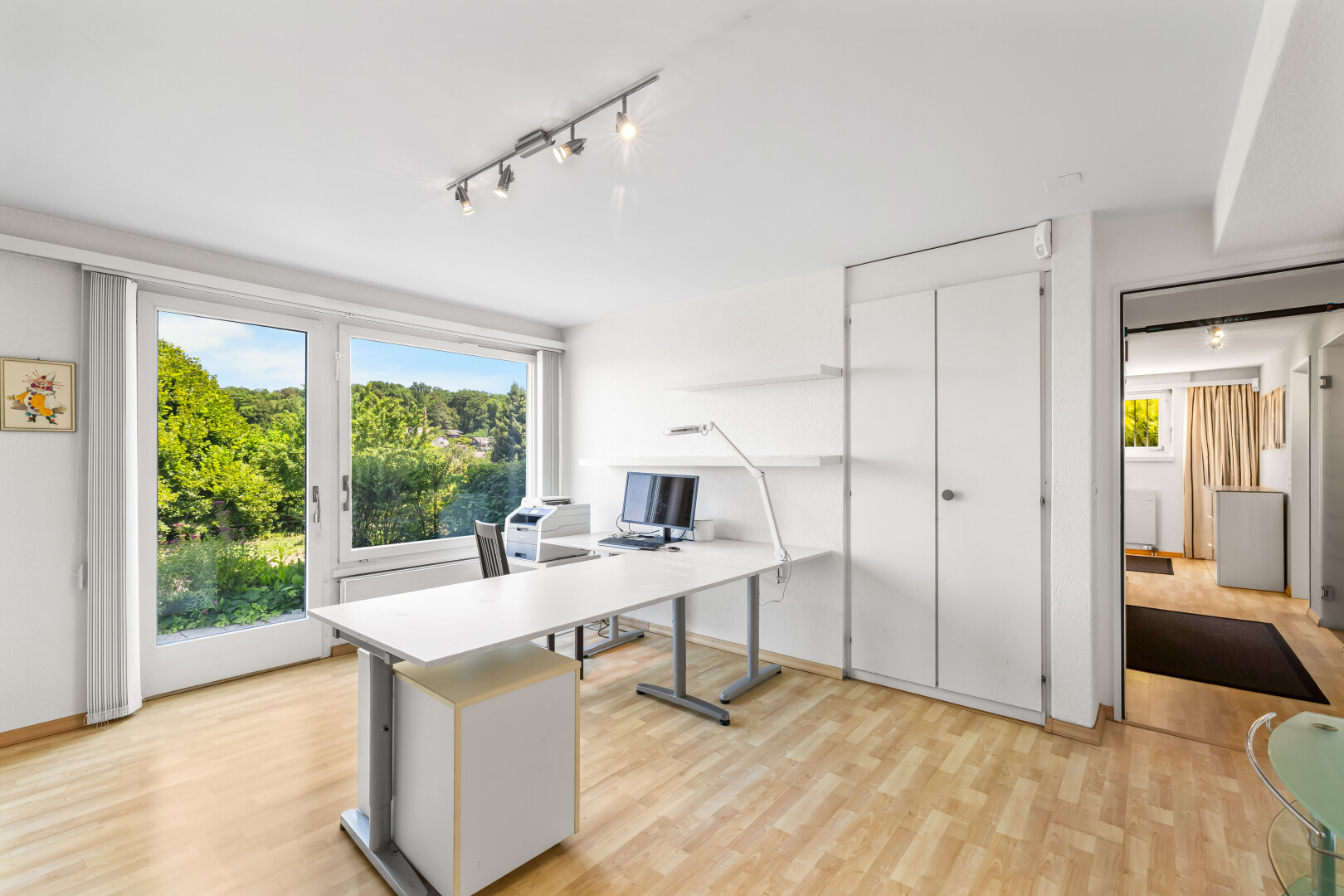 büro mit holzfußboden, wood finish floor, inside property, natürliches licht, und natural light