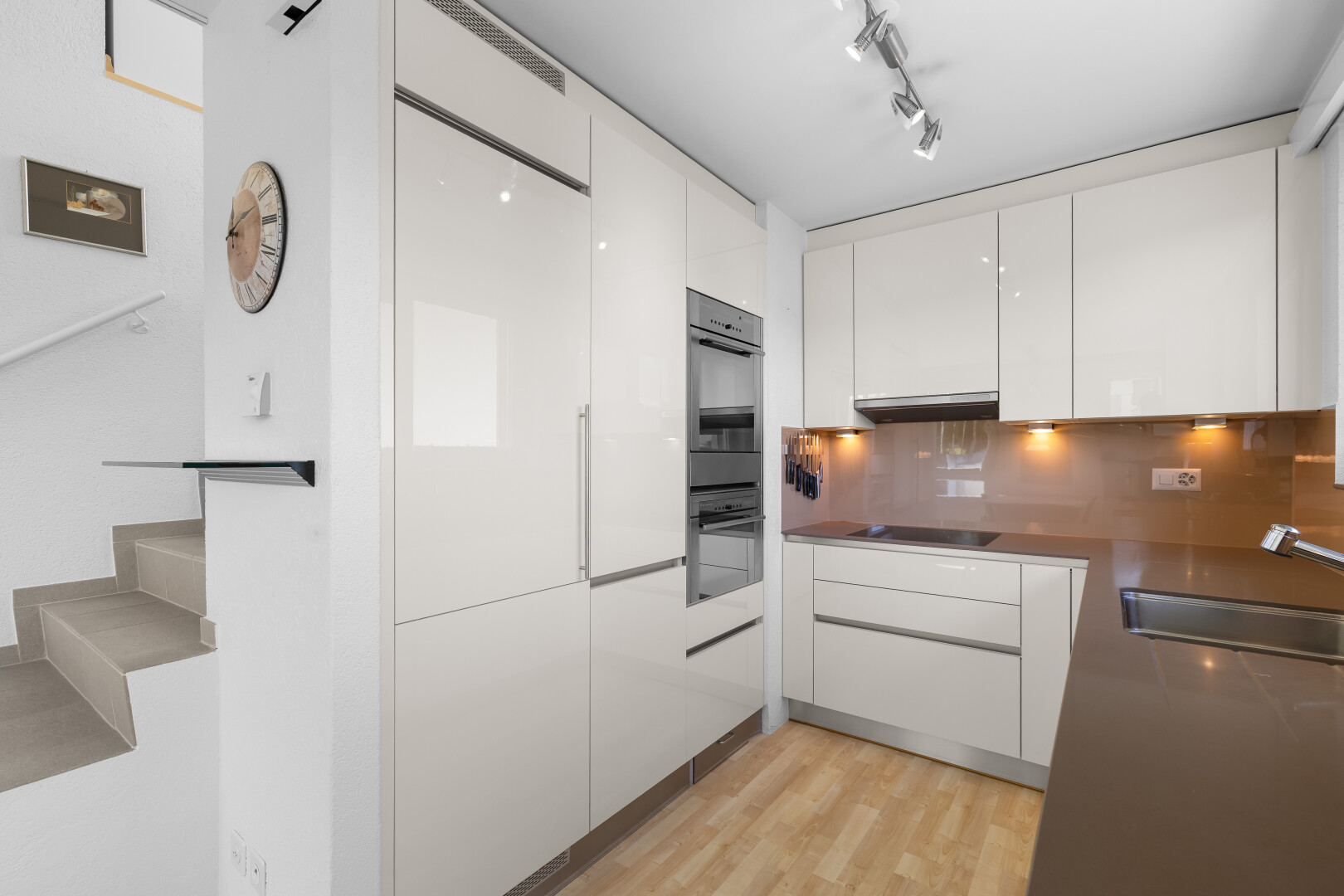 küche mit holzfußboden, wood finish floor, light floor, waschbecken, und inside property