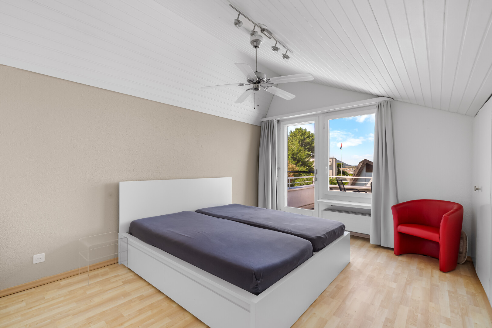 zimmer / schlafzimmer mit deckenbeleuchtung, track lighting, day time, inside property, und holzfußboden