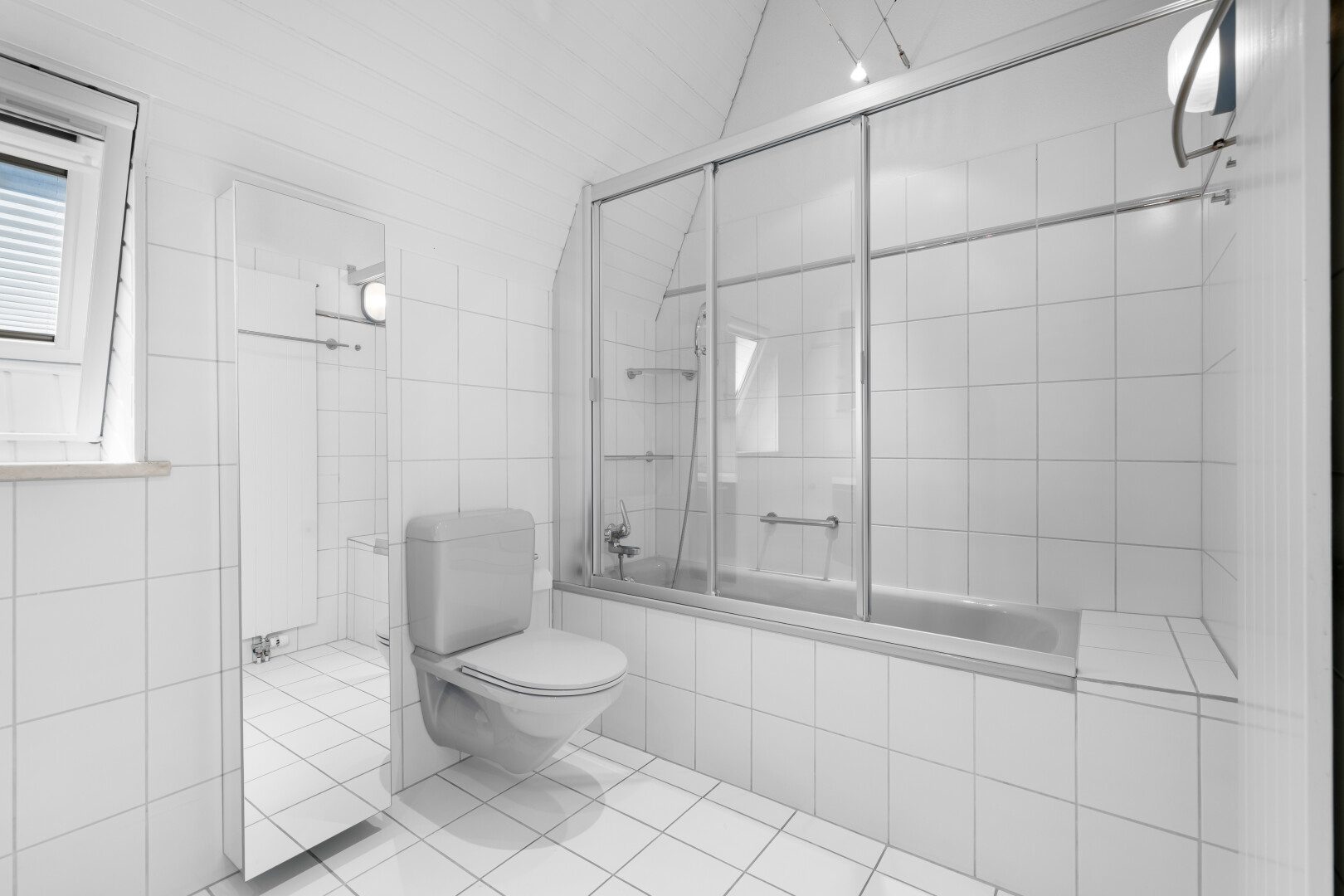 bad mit kombiniertes bad / dusche, komplettes badezimmer, toilette, fliesenboden, und tile floor