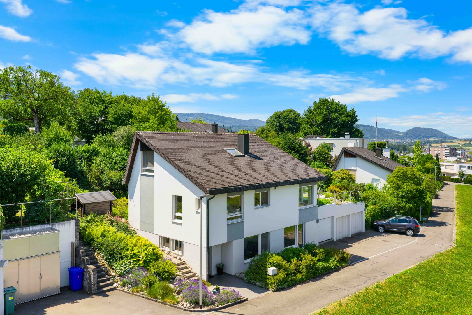 außenansicht mit mountain view, blick auf die berge, drone view, day time, und stuckverkleidung