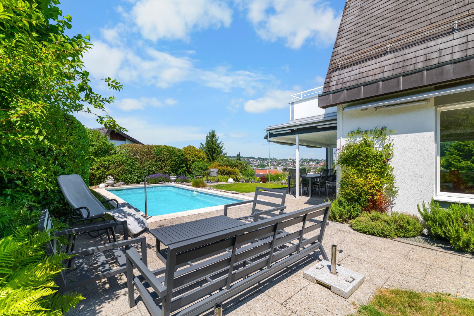 schwimmbad mit schwimmbad, terrasse, day time, from property, und essbereich im freien