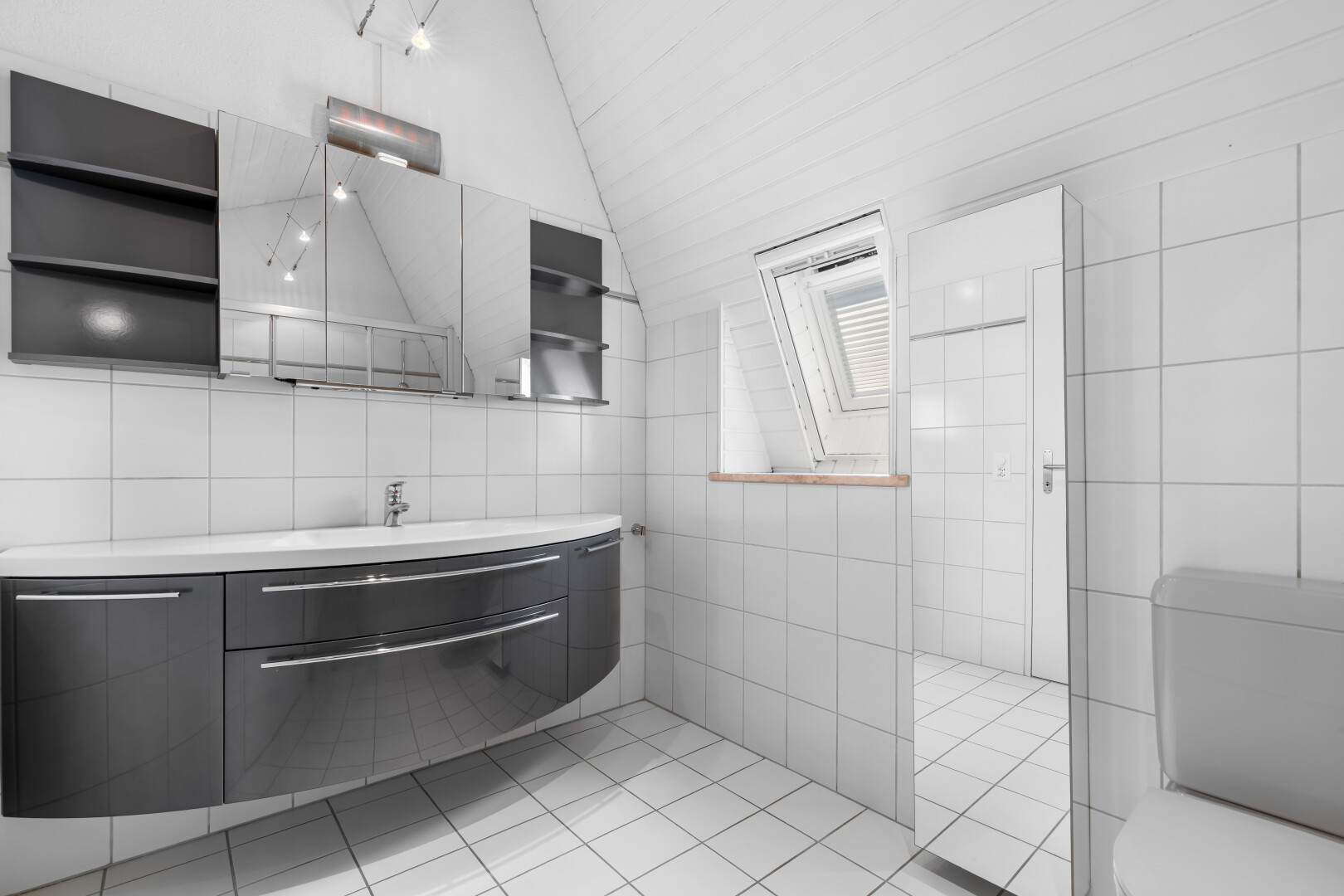 bad mit light floor, fliesenwand, tile wall, schminktisch, und spiegel