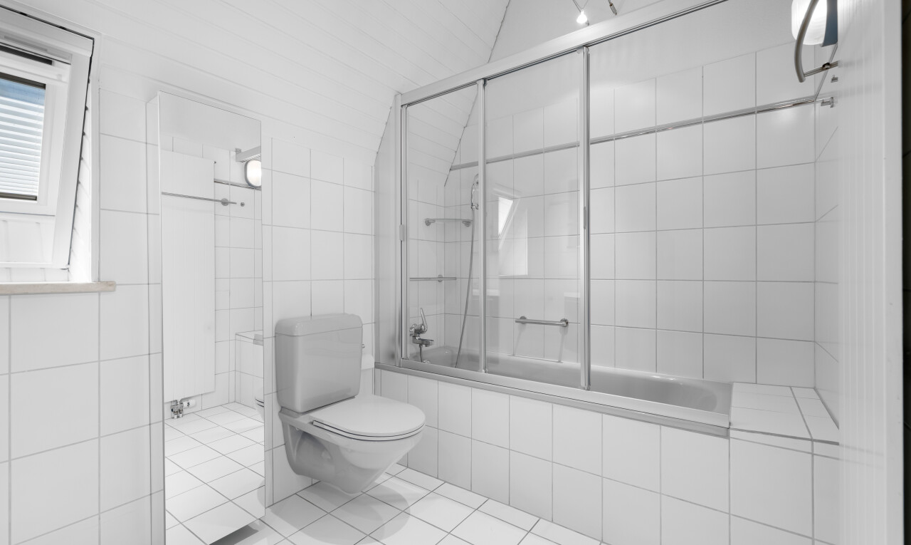 bad mit kombiniertes bad / dusche, komplettes badezimmer, toilette, fliesenboden, und tile floor
