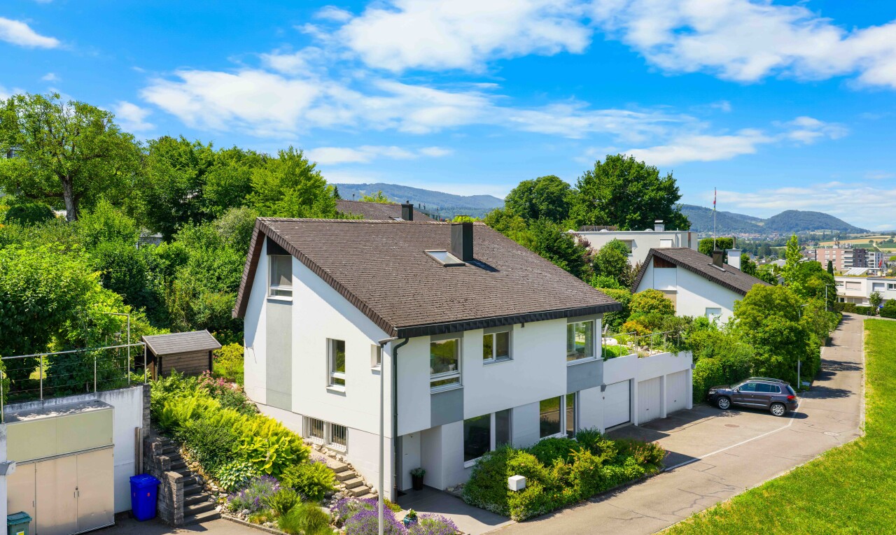 außenansicht mit mountain view, blick auf die berge, drone view, day time, und stuckverkleidung