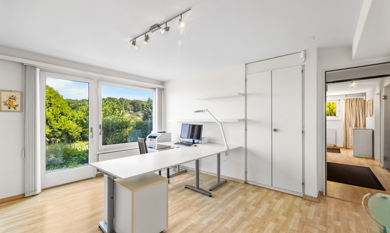 büro mit holzfußboden, wood finish floor, inside property, natürliches licht, und natural light
