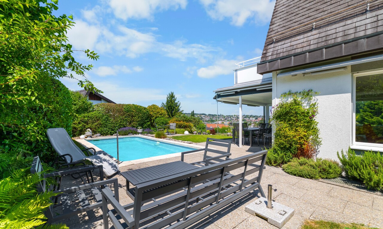 schwimmbad mit schwimmbad, terrasse, day time, from property, und essbereich im freien
