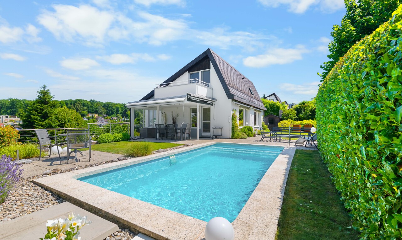 schwimmbad mit schwimmbad, terrasse, from property, day time, und essbereich im freien