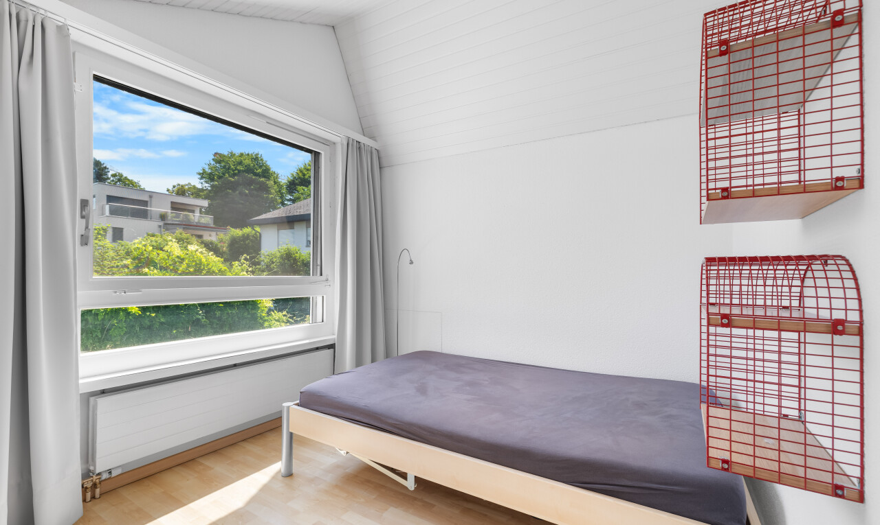 zimmer / schlafzimmer mit inside property, day time, holzfußboden, wood finish floor, und gipskartonwand