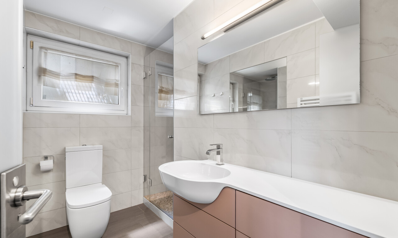 bad mit fliesenwand, tile wall, dusche, toilette, und schminktisch
