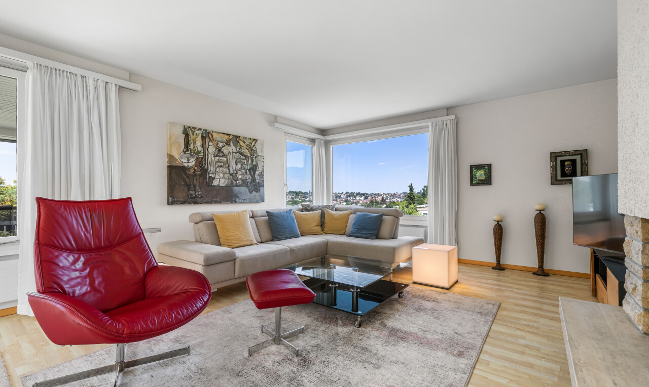 wohnzimmer mit inside property, fernseher, gipskartonwand, drywall, und holzfußboden