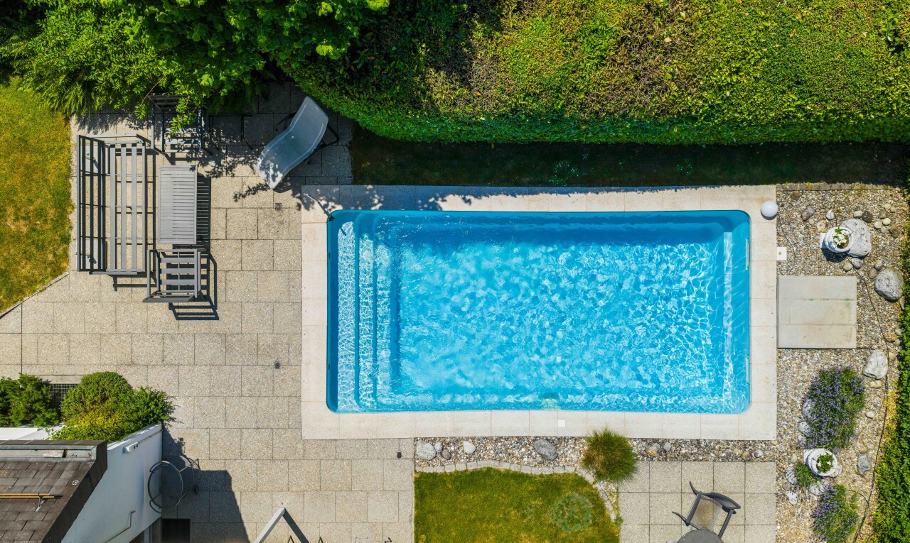 schwimmbad mit schwimmbad