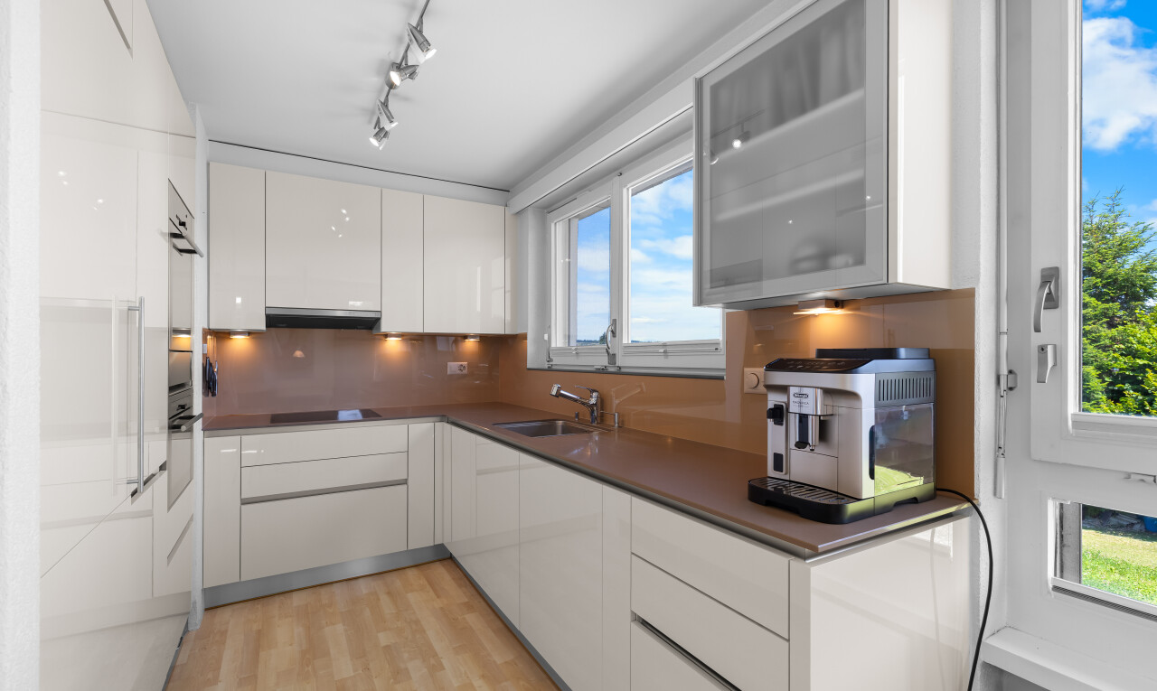 küche mit schränke mit glastüren, glass insert cabinets, holzfußboden, wood finish floor, und day time