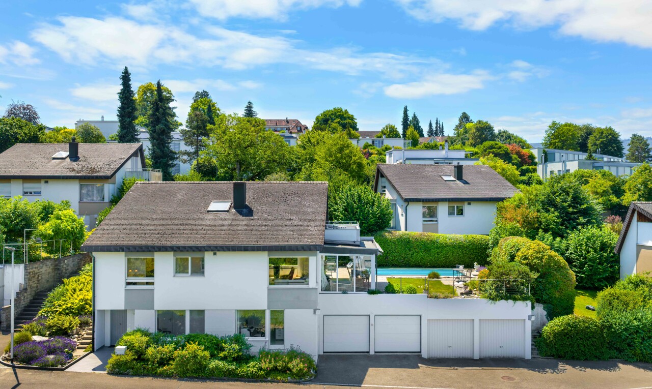 außenansicht mit day time, zaun, stuckverkleidung, drone view, und garage