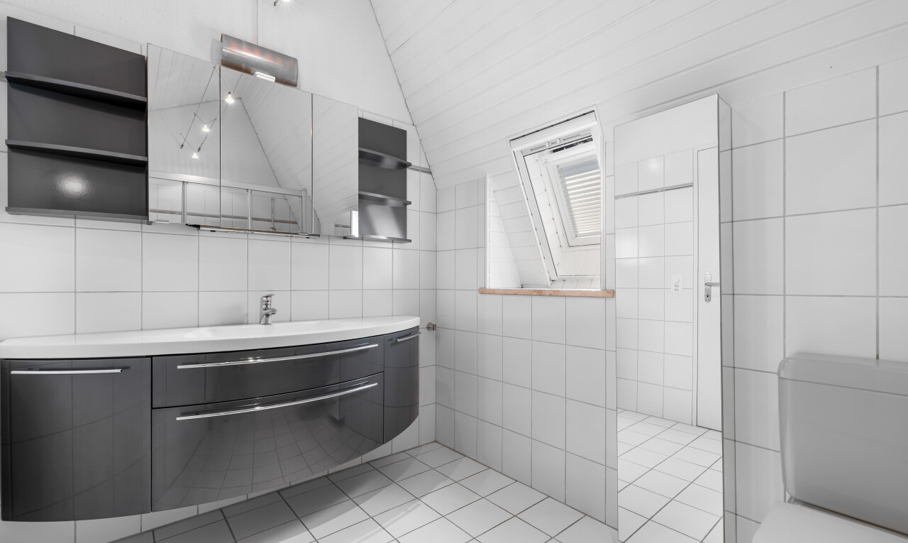 bad mit light floor, fliesenwand, tile wall, schminktisch, und spiegel