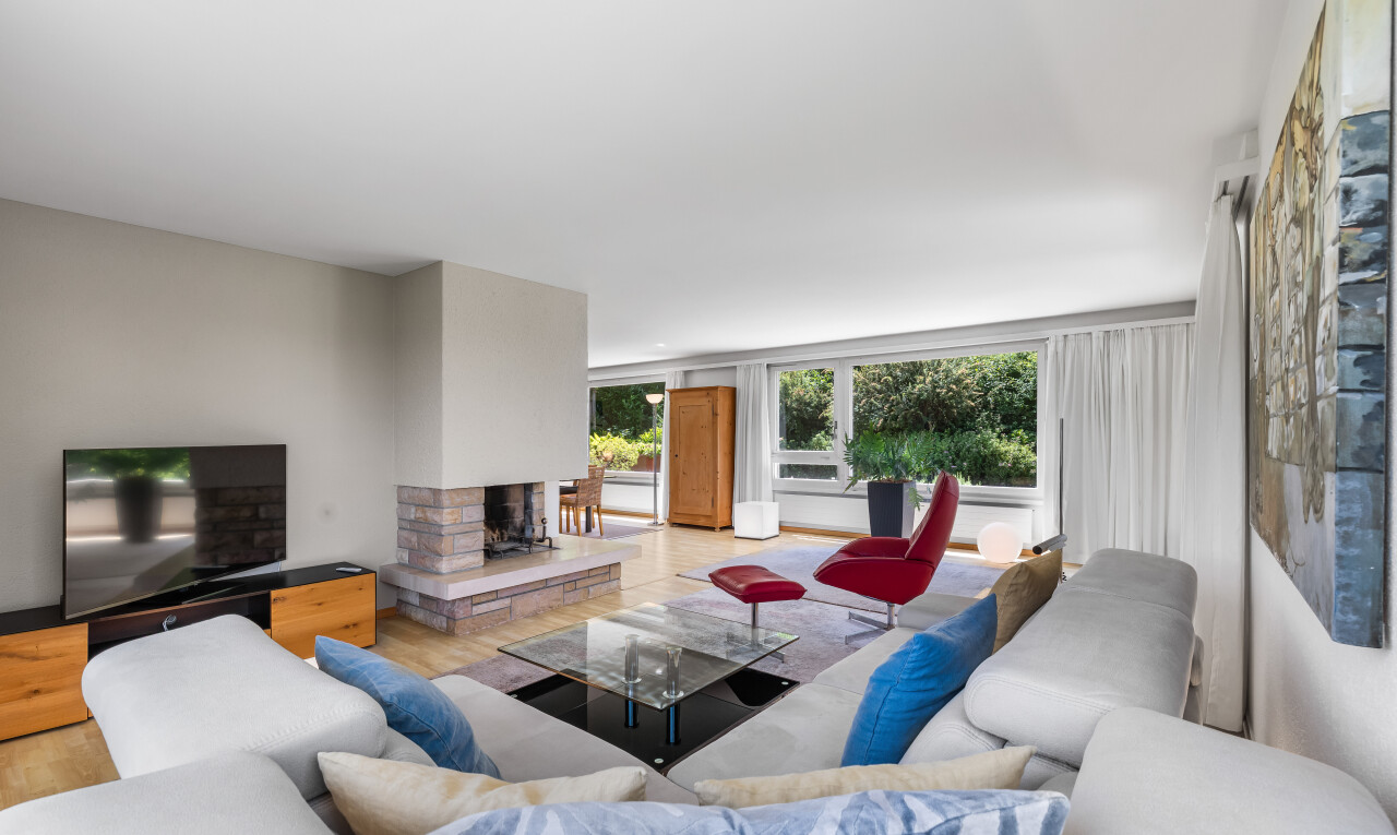 wohnzimmer mit inside property, fernseher, natürliches licht, natural light, und gipskartonwand