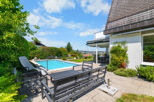 schwimmbad mit schwimmbad, terrasse, day time, from property, und essbereich im freien