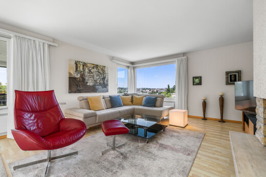wohnzimmer mit inside property, fernseher, gipskartonwand, drywall, und holzfußboden