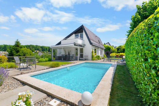 schwimmbad mit schwimmbad, terrasse, from property, day time, und essbereich im freien