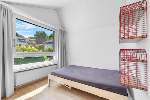 zimmer / schlafzimmer mit inside property, day time, holzfußboden, wood finish floor, und gipskartonwand