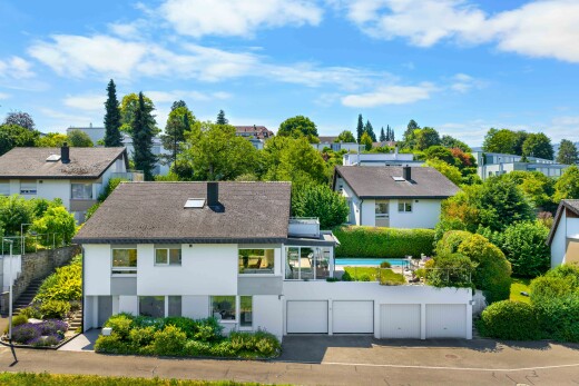 außenansicht mit day time, zaun, stuckverkleidung, drone view, und garage