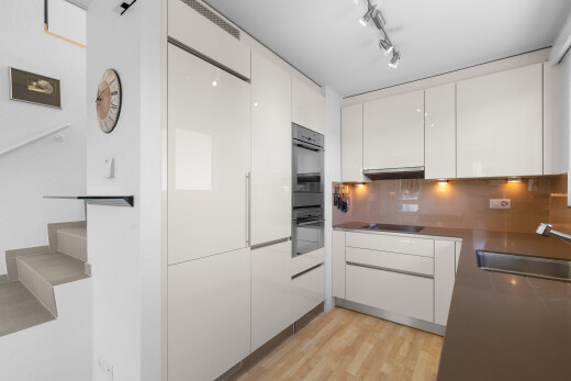 küche mit holzfußboden, wood finish floor, light floor, waschbecken, und inside property