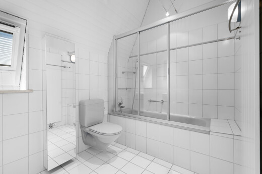 bad mit kombiniertes bad / dusche, komplettes badezimmer, toilette, fliesenboden, und tile floor