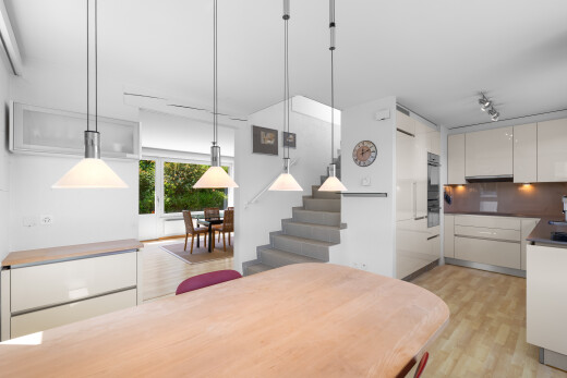 küche mit holzfußboden, wood finish floor, inside property, light floor, und natürliches licht