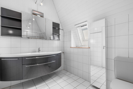 bad mit light floor, fliesenwand, tile wall, schminktisch, und spiegel