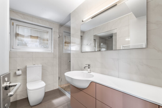 bad mit fliesenwand, tile wall, dusche, toilette, und schminktisch