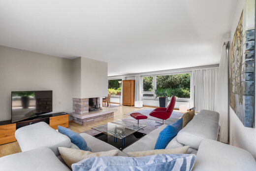 wohnzimmer mit inside property, fernseher, natürliches licht, natural light, und gipskartonwand