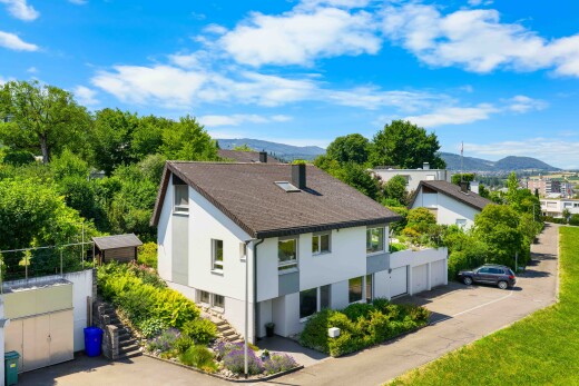 außenansicht mit mountain view, blick auf die berge, drone view, day time, und stuckverkleidung